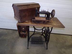 lot 54 image: Vintage Sewing Machine