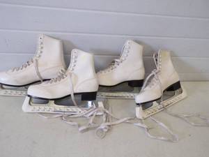 lot 59 image: 2 Pair of Ice Skates Size 9