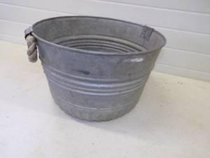lot 74 image: Vintage Galvanized Tub