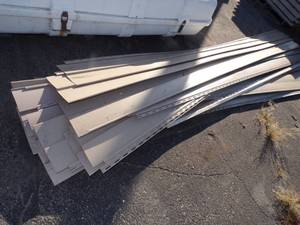 lot 80 image: Vinyl Siding 24 Pieces