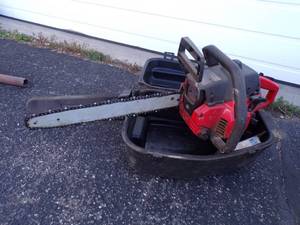 lot 90 image: Craftsman 18 Chainsaw with case and extra chain
