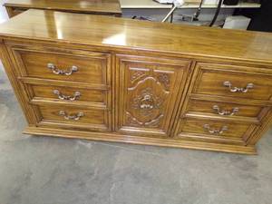 lot 121 image: 6 Drawer Dresser with middle Storage drawers