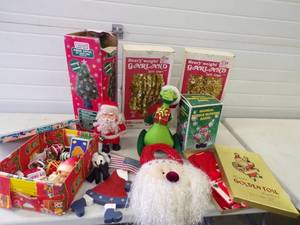 lot 128 image: Vintage Christmas Dcor Lot