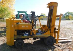 lot 9 image: Vintage Towmotor Forklift