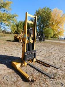 lot 10 image: Big Joe 1518-A7 Manual Push Stacker