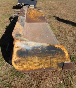 lot 19 image: 72 Bucket with Bobcat Mounting Plate