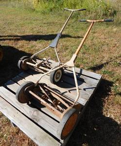 lot 20 image: 2 - Vintage 18 Push Lawn Mowers