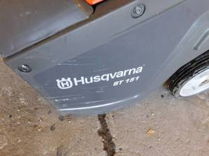 lot 28 image: Husqvarna ST151 Snow Blower