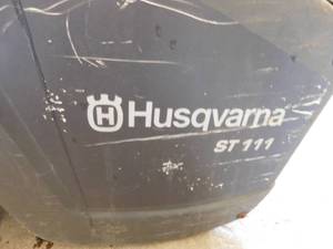 lot 29 image: Husqvarna ST111 Snow Blower