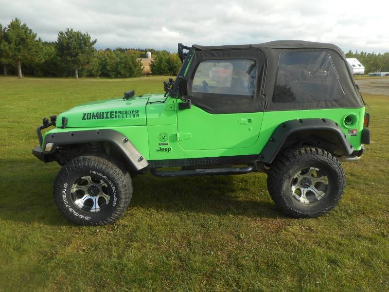 lot 2 image: 1999 Jeep Wrangler Sahara LL 4x4