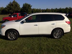 lot 1 image: 2014 Nissan Pathfinder 4x4