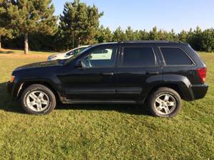 lot 4 image: 2005 Jeep Grand Cherokee Laredo 4x4