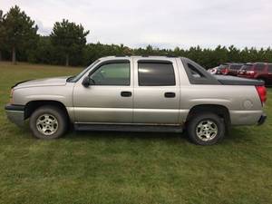 lot 3 image: 2005 Chevy Avalanche