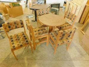 lot 6 image: RV Round Wood Dining Table w 4 Multi-Colored Cushioned Chairs