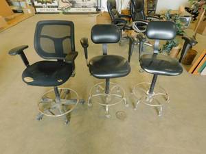 lot 14 image: 3 Black Desk Chairs