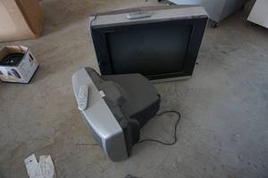 lot 32 image: Toshiba Color TV  Sansui