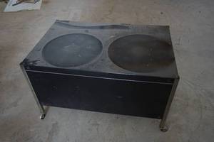 lot 44 image: Metal Table on wheels