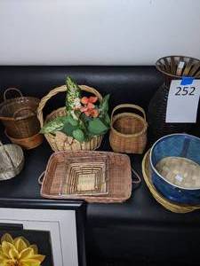 lot 252 image: Lot of Wicker Baskets