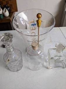 lot 43 image: Lot of Miscellaneous Glassware