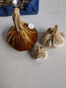 lot 49 image: Lot of Pumpkin beanies