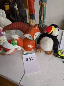 lot 442 image: Plush Holiday Decor