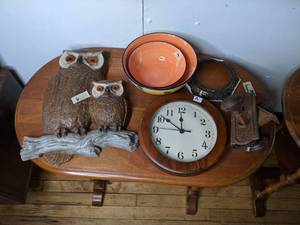 lot 372 image: Antique Iron Knob Set plus Home Decor