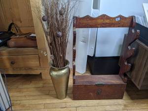 lot 389 image: Rustic Decor and Gun Rack