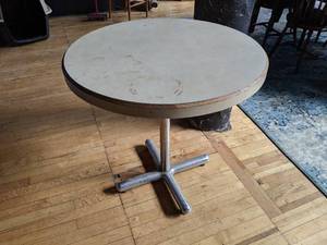 lot 516 image: Small round table