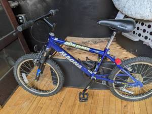 lot 521 image: Boys Magna Mtn Tamer bicycle