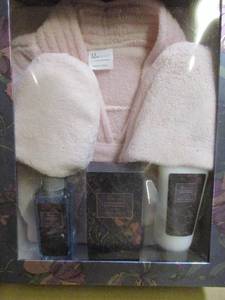 lot 68 image: Pamper Mom Set