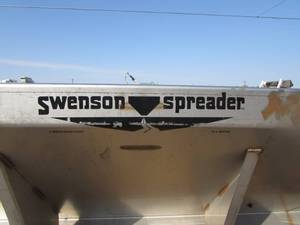 lot 27 image: Swenson Spreader With Briggs & Stratton Engine And Remote