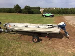 lot 4 image: 1957 Alumacraft 14 Boat with Trailer