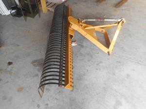 lot 6 image: King Kutter Tractor Rake