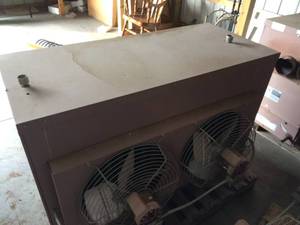 lot 8 image: Reznor 400,000 BTU Furnace