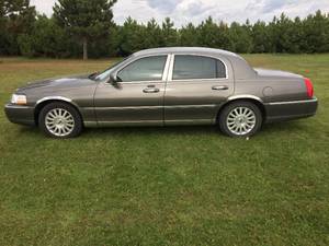 lot 2 image: 2003 Lincoln Town Car Executive