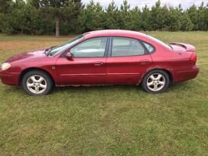 lot 2 image: 2002 Ford Taurus SES