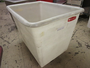 lot 622 image: RUBBERMAID UTILITY CART