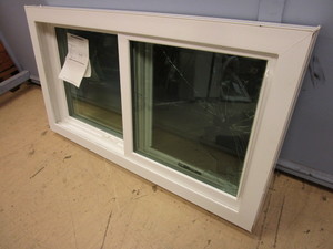 lot 758 image: LINDSAY SINGLE-SLIDER WINDOW - 31 x 17, DAMAGED