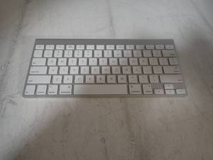 lot 6 image: Apple wireless keyboard  modelA1314