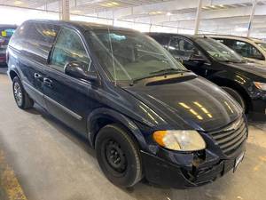 lot 6 image: 2007 Chrysler Town & Country