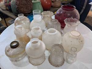 lot 152 image: Assorted Vintage Glass Shades