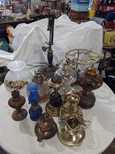 lot 157 image: Mixed Vintage Lighting Parts