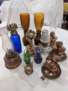 lot 159 image: Collection of Small Vintage Table Lamps
