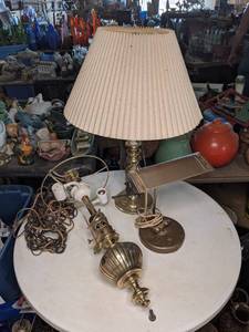 lot 176 image: Small Lot of Vintage Brass Lamps