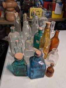 lot 181 image: Collection of Vintage and Antique Glass Bottles