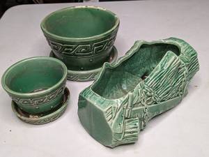 lot 195 image: Trio of Vintage McCoy Planters
