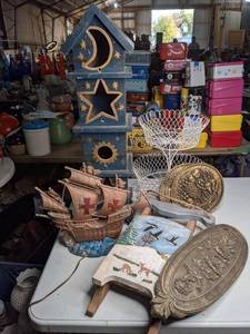lot 197 image: Eclectic Home Decor Lot