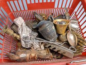 lot 247 image: Assorted Vintage Brass Decor Items