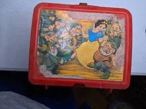 lot 249 image: Snow White Lunch Box with Toys
