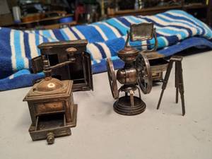 lot 254 image: Assorted Vintage Die Cast Miniatures